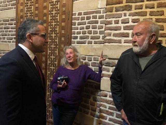 زوار الكنيسة المعلقة يلتقطون ”سيلفي” مع وزير الآثار