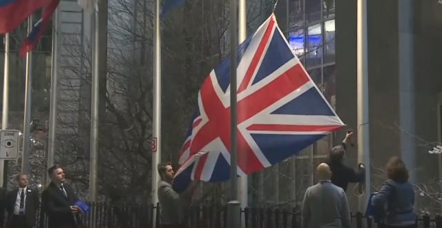 لحظة إنزال علم بريطانيا من مقر الاتحاد الأوروبي