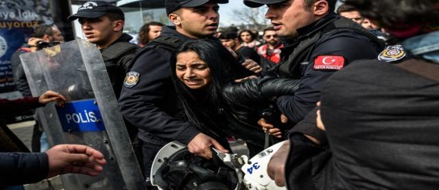السلطات التركية تعتقل مريضة سرطان