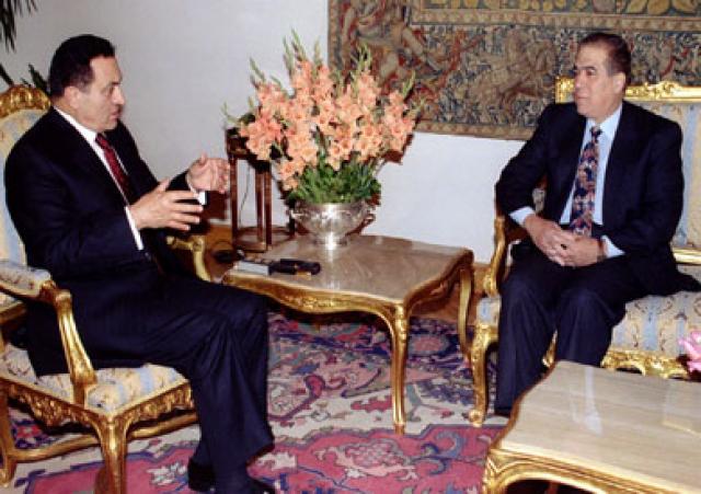 الرئيس الأسبق محمد حسني مبارك وكمال الجنزوري- أرشيفية