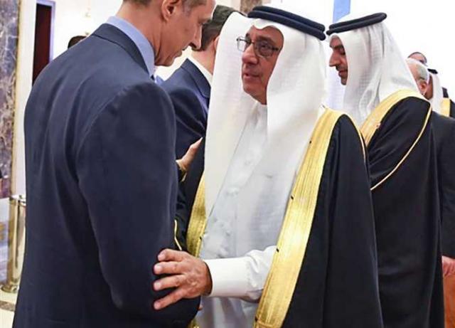 مستشار ملك البحرين يقدم واجب العزاء في وفاة مبارك