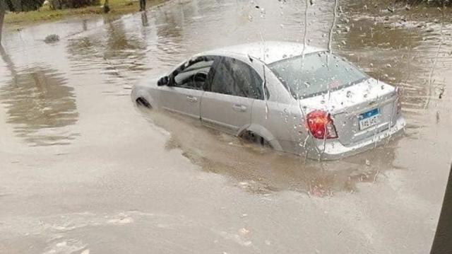 سيارة غارقة في مياه الأمطار - تعبيرية