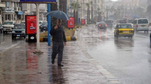 الأمطار تشل حركة الطرق في مصر