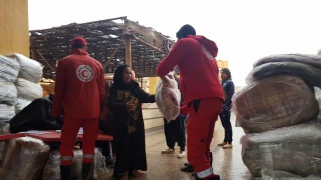 وزارة التضامن والصليب الأحمر أثناء مساعدة المنكوبين في منطقة الزرايب