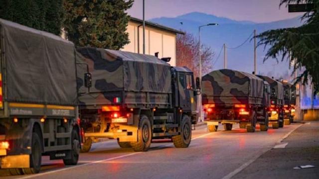 شاحنات الجيش الإيطالي تنقل حثث ضحايا فيروس كورونا