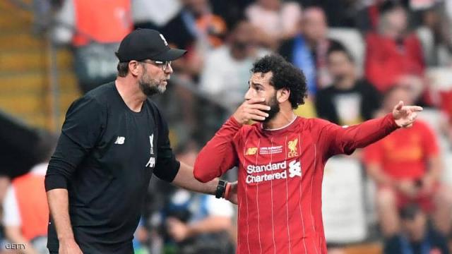 محمد صلاح يتحدث إلى يورجن كلوب المدير الفني لـ ليفربول في إحدى المباريات