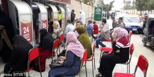 سيدات في انتظار أدوارهن على ماكينة الصرف الآلي بنك مصر