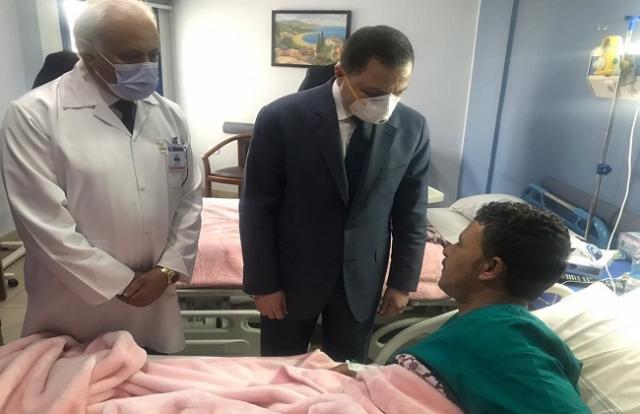 وزير الداخلية أثناء زيارته لمصابي حادث الأميرية