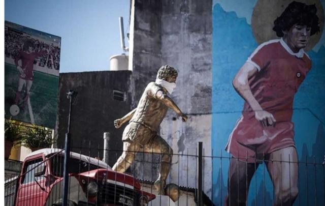 تمثال مارادونا في الأرجنتين 