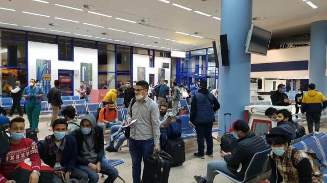 العالقين أثناء وصولوهم مطار القاهرة