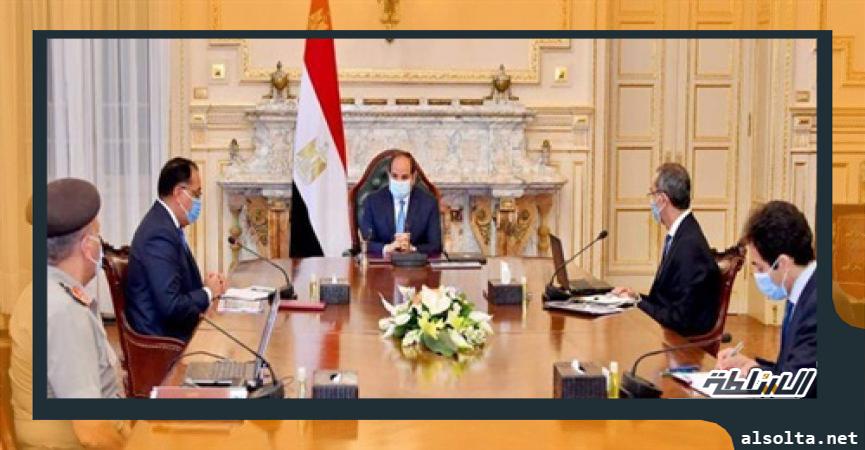 السيسي مع رئيس الوزراء ووزير الاتصالات