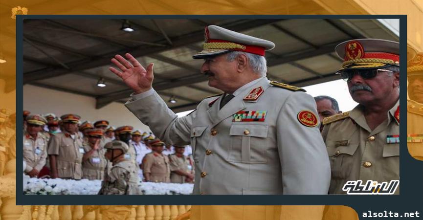 المشير خليفة حفتر، قائد الجيش الليبي، أثناء حضوره لاحتفالية للقوات المسلحة الليبية - صورة أرشيفية