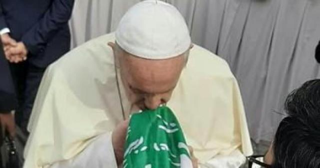البابا فرانسيس يقبل العلم