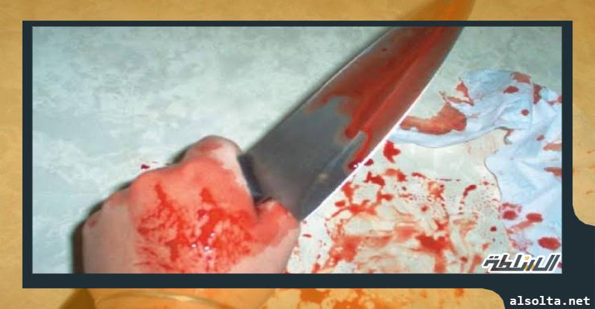 سكين ملطخ بالدم