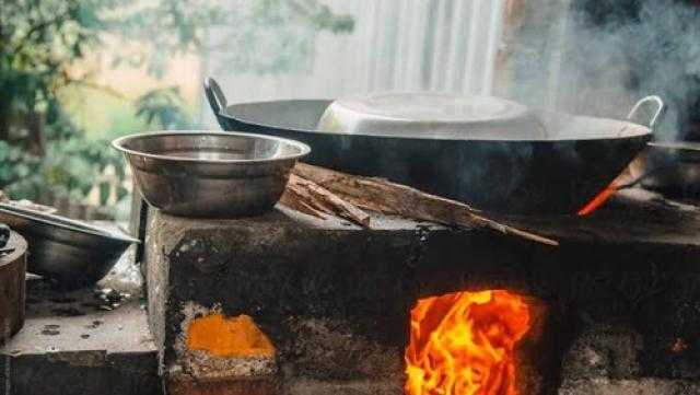 دراسة: الطهي باستخدام الخشب يسبب تلف الرئة