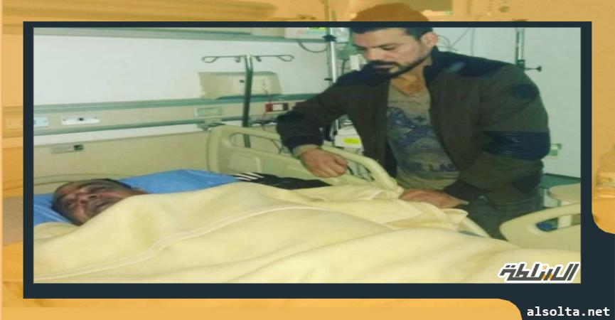 عمرو زكي ووالده في المستشفى