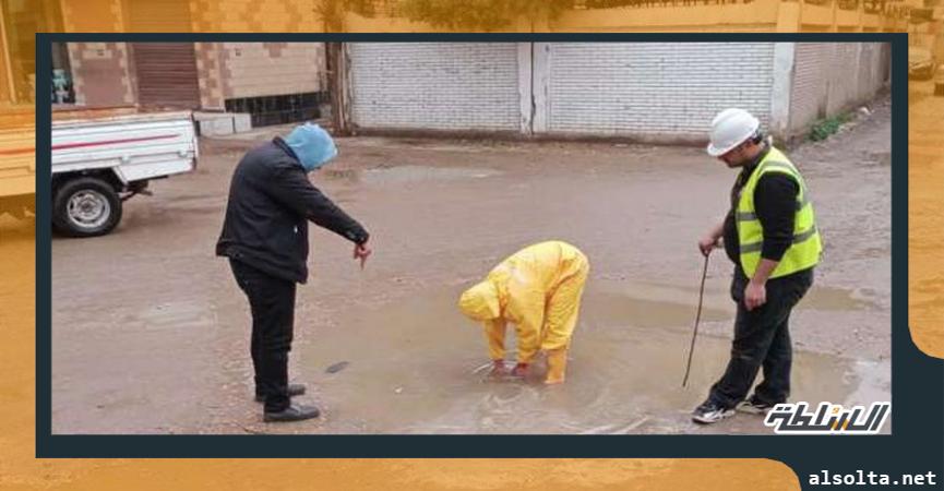 عمال النظافة أبطال في مواجهة مياه الأمطار