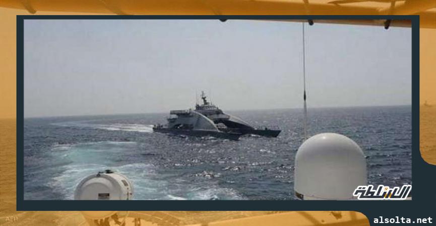 زوارق إيرانية تقترب من السفينة الحربية الأمريكية