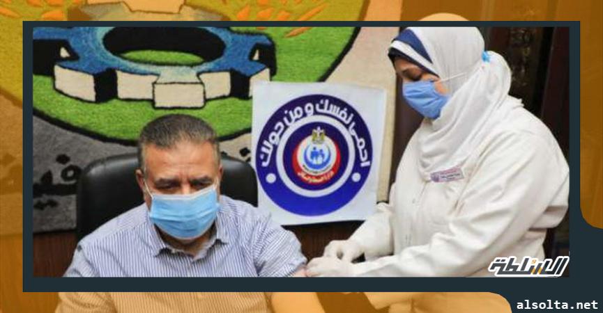 محافظ المنوفية يتلقى لقاح «كورونا»  