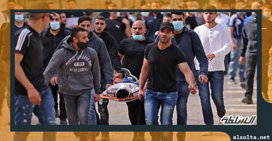 خلاء جرحى فلسطينيين من الحرم القدسي عقب اشتباكات مع الشرطة الإسرائيلية