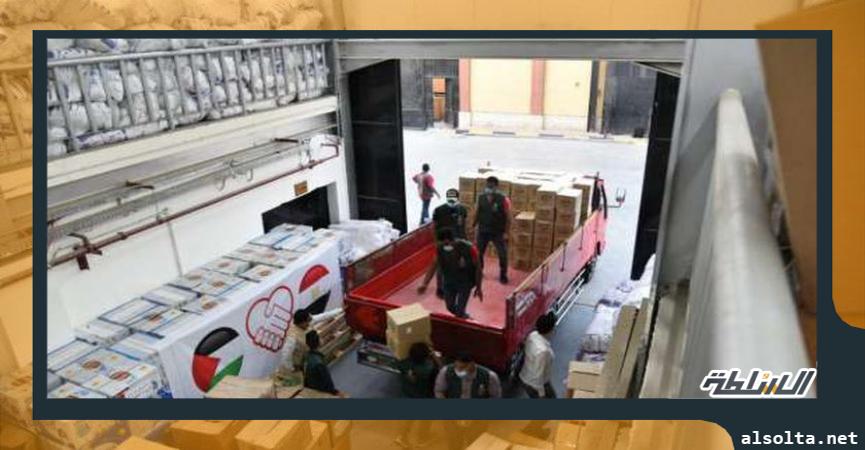 تجهيز المساعدات الطبية والغذائية لإرسالها إلى قطاع غزة