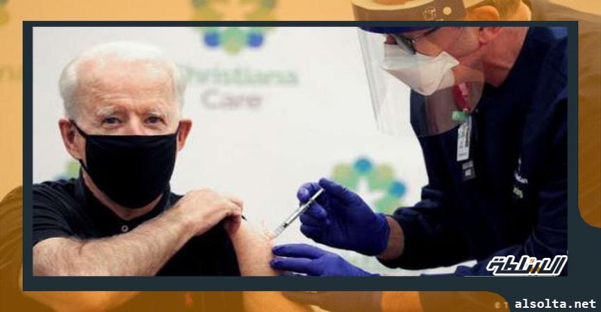 الرئيس الأمريكي جو بايدن خلال تلقيه اللقاح المضاد لفيروس كورونا