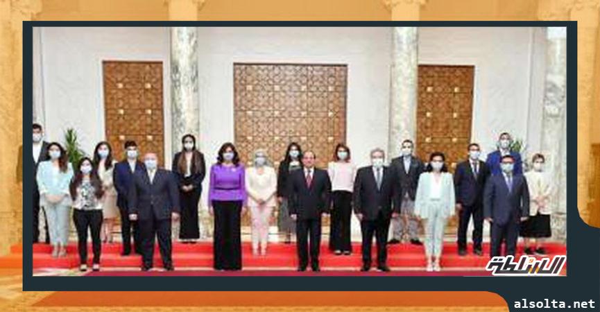 الرئيس السيسي مع وفداً من الشباب اليوناني والقبرصي من ذوي الجذور المصرية