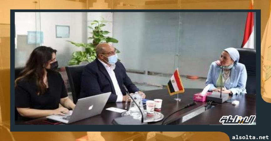 وزيرة البيئة خلال استقبال بطل مصر فى التجديف