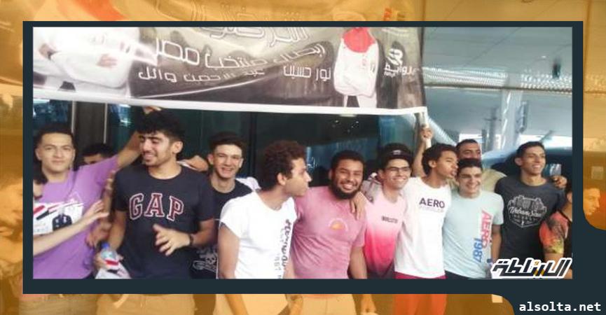 مواطنون يحتفلون بأبطال مصر في مطار القاهرة