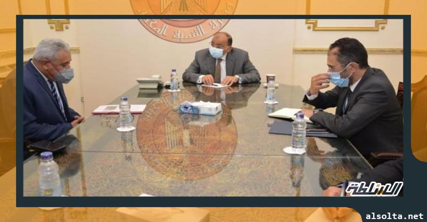 وزير التنمية المحلية مع رؤساء شركات نظافة القاهرة