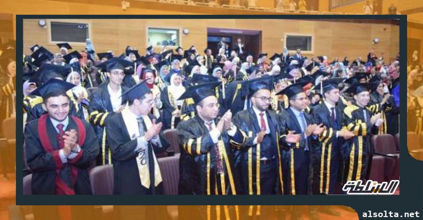 رئيس جامعة سوهاج يشهد حفل تخرج الدفعة الثالثة من كلية الصيدلة