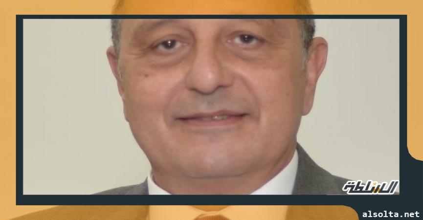 الطيار عمرو أبو العينين رئيس الشركة القابضة لمصر للطيران