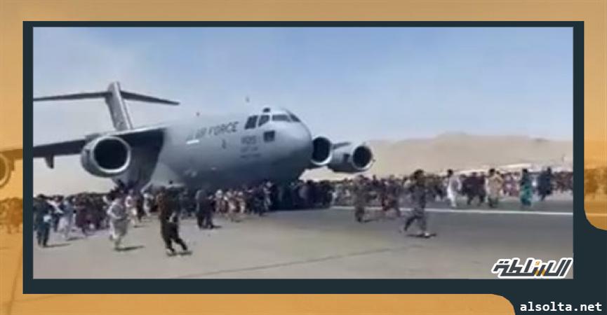 أفغان يحاولون التشبث بطائرات تغادر مطار كابول