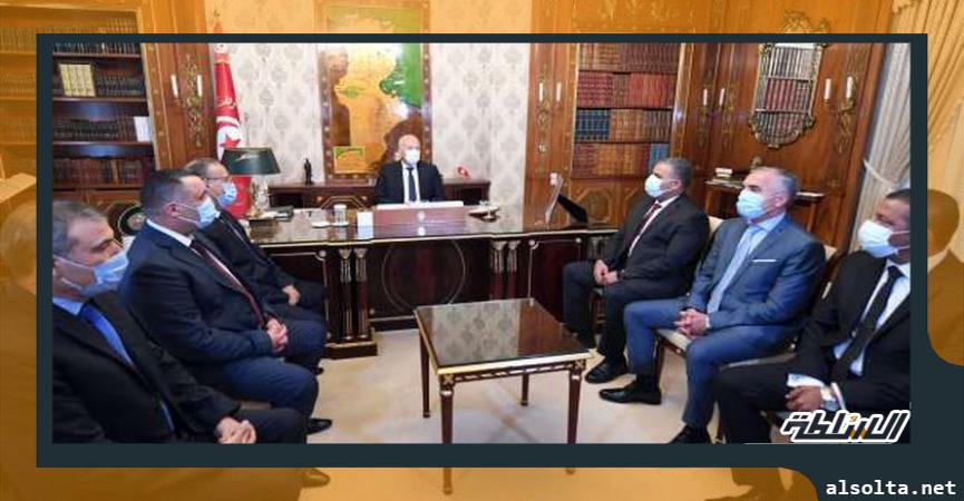 الرئيس التونسي قيس سعيد خلال لقائه وزير الداخلية والقيادات الأمنية