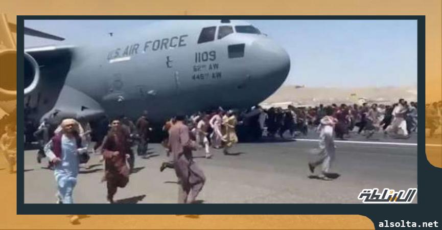 تزاحم في مطار كابول من جانب الراغبين في مغادرة أفغانستان.. «أرشيفية»