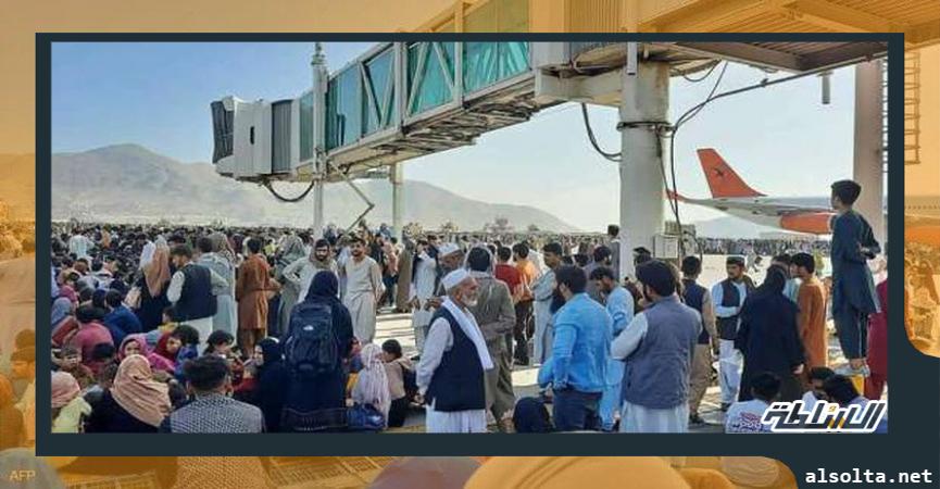 احتشاد مواطنين أفغان بمطار كابول الدولي