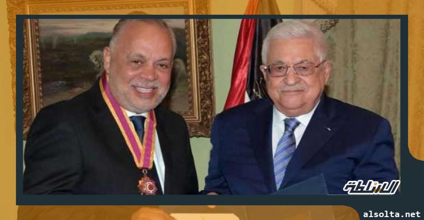 أشرف زكي يتسلم تكريمه من الرئيس الفلسطيني
