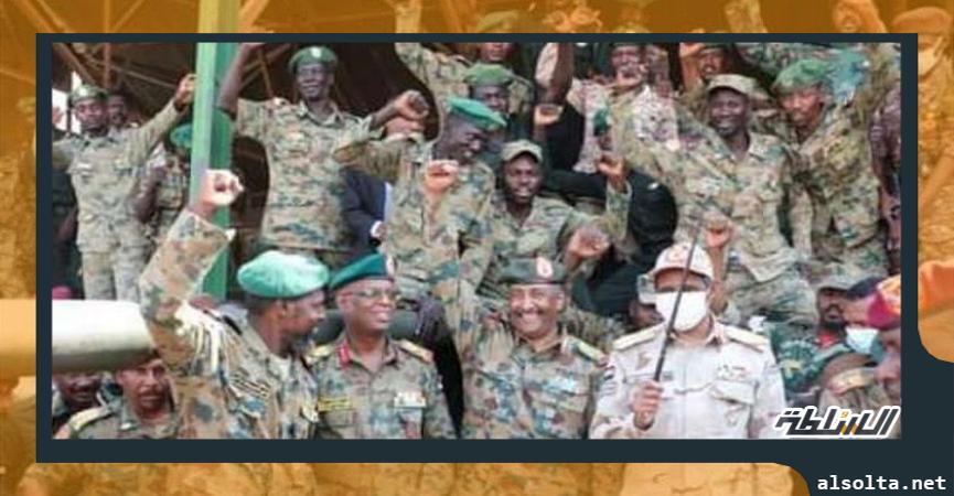 رئيس المجلس الانتقالي السوداني مع عناصر من القوات المسلحة السودانية