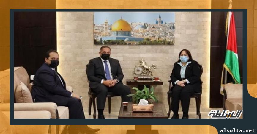 وزيرة الصحة الفلسطينية مع السفير المصرى فى رام الله