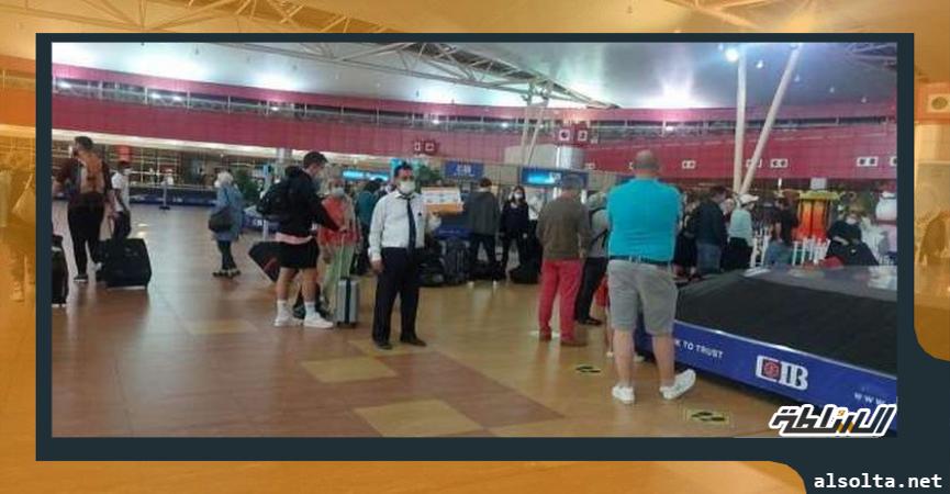 صورة سياح أجانب اثناء وصولهم الأسبوع الماضى لمطار شرم الشيخ