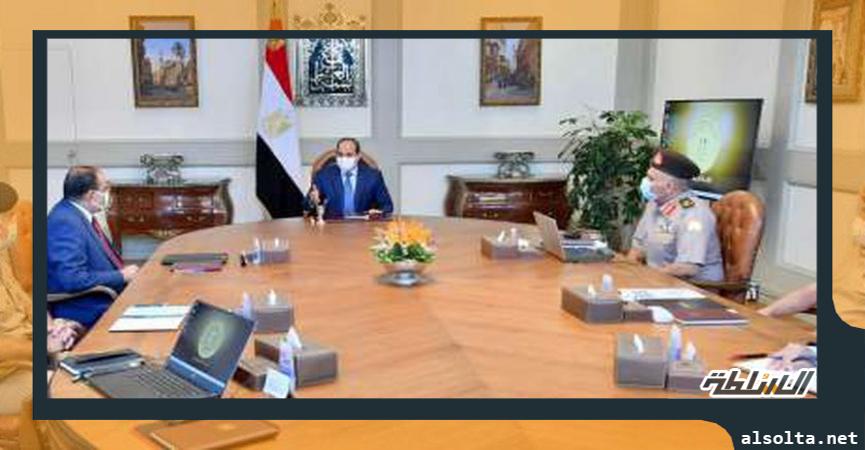 الرئيس عبدالفتاح السيسي خلال اجتماعه مع عدد من المسئولين اليوم