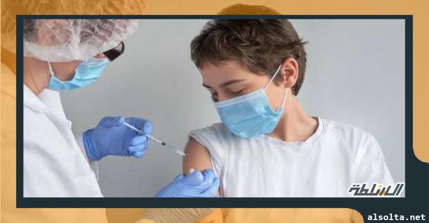 تطعيم أحد الطلاب بلقاح فايزر