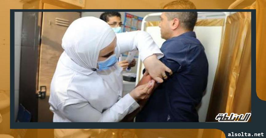 تطعيم أحد المواطنين باللقاح المضاد لكورونا.. أرشيفية