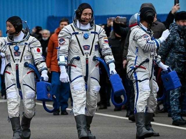 روسيا ترسل مليارديرا يابانيا ومساعده في رحلة سياحية لمحطة الفضاء الدولية