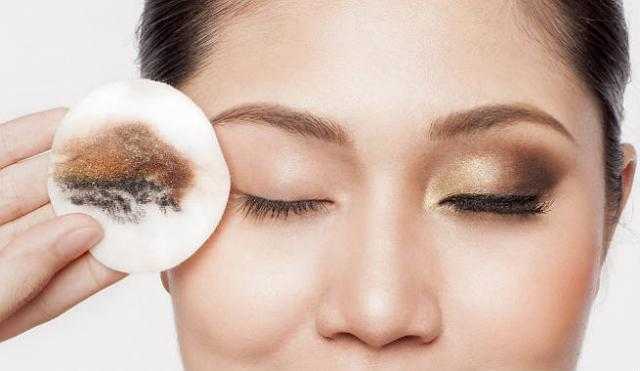 كيف يمكنك إزالة مكياج العيون بطريقة طبيعية؟