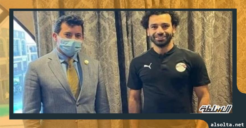 وزير الرياضة مع محمد صلاح