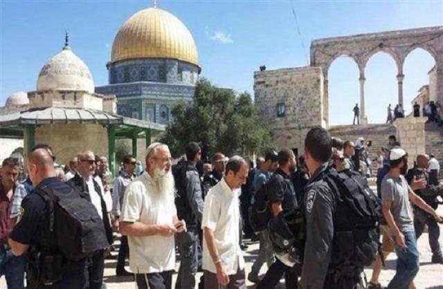 بقيادة حاخام متطرف.. مستوطنون إسرائيليون يقتحمون المسجد الأقصى