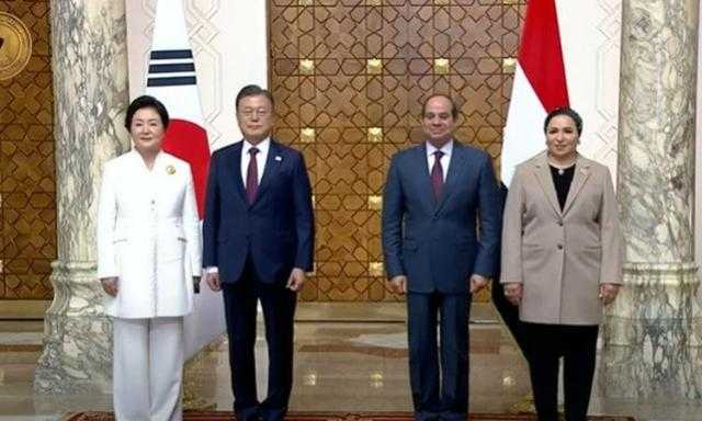 صورة تذكارية تجمع الرئيس السيسي وقرينته مع نظيره الكوري