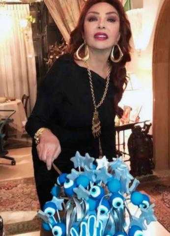 نبيلة عبيد تحتفل بعيد ميلادها بمفردها في المنزل مع تورتة على شكل ”خمسة وخميسة”