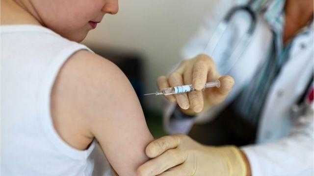 الصحة تؤكد على ضرورة تلقى الموظفين للقاح كورونا